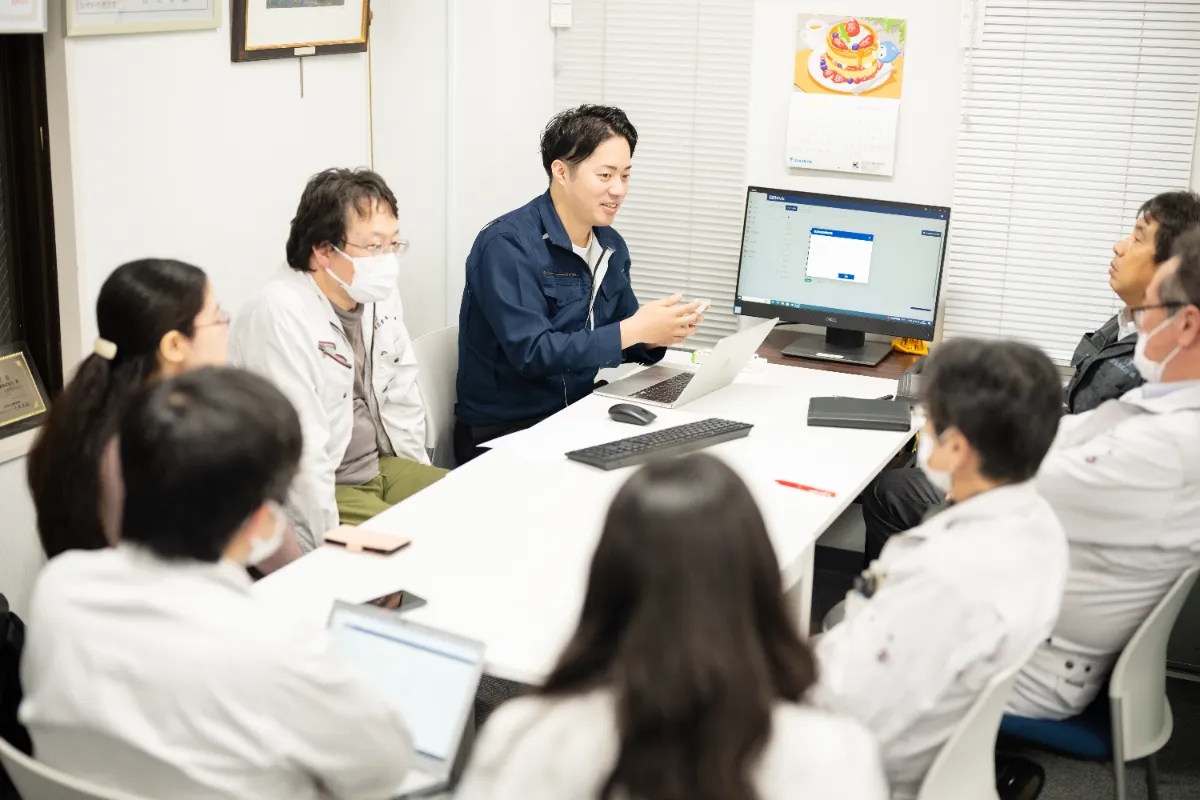 現場Hubのシステム利用のサポートを受ける様子