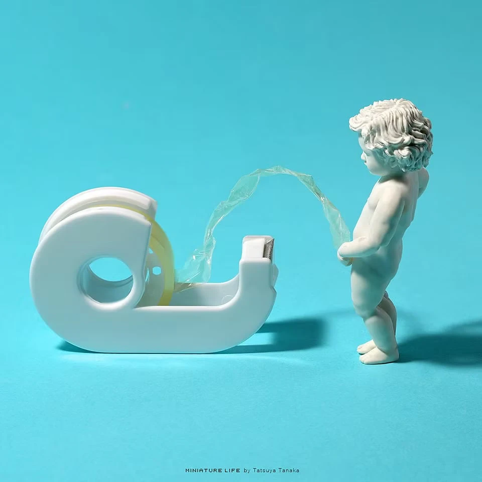 Against a blue background, a white figure in the pose of the Manneken Pis sends an arc of clear tape into a tape dispenser