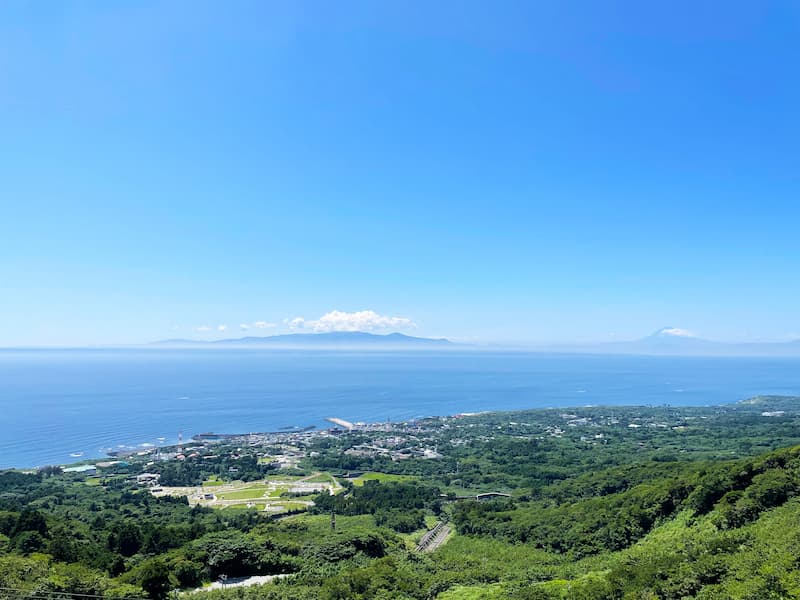 【三原山展望台】天候により富士山を眺めることもできます。（QUENOSから車で20分）