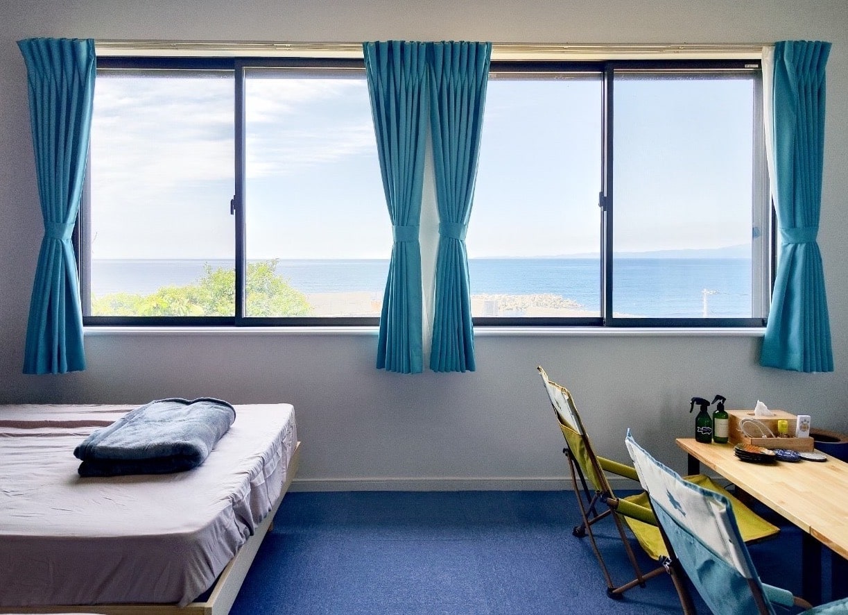 オーシャンビューの客室。お部屋にいながら伊豆大島の海を一望できます。