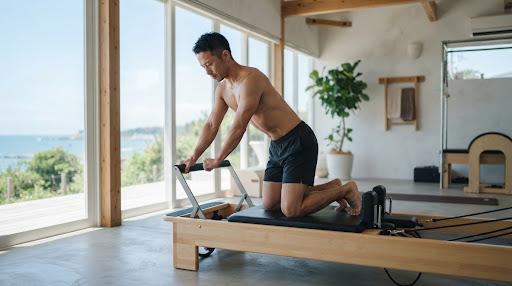 リフォーマーを使った体幹強化トレーニングで、しなやかな体づくりを目指す