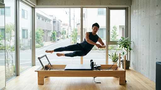 リフォーマーを使ったダイナミックな体幹強化エクササイズ