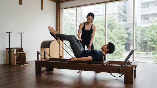 上質な内装のもとパーソナル指導で体幹トレーニング