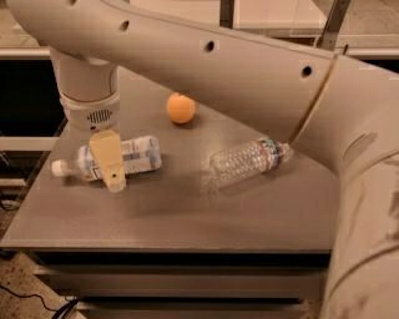 図10: 軌跡計画タスクの例。ロボットアームで青いボトルを掴む軌跡を、正規化座標の折れ線で回答する