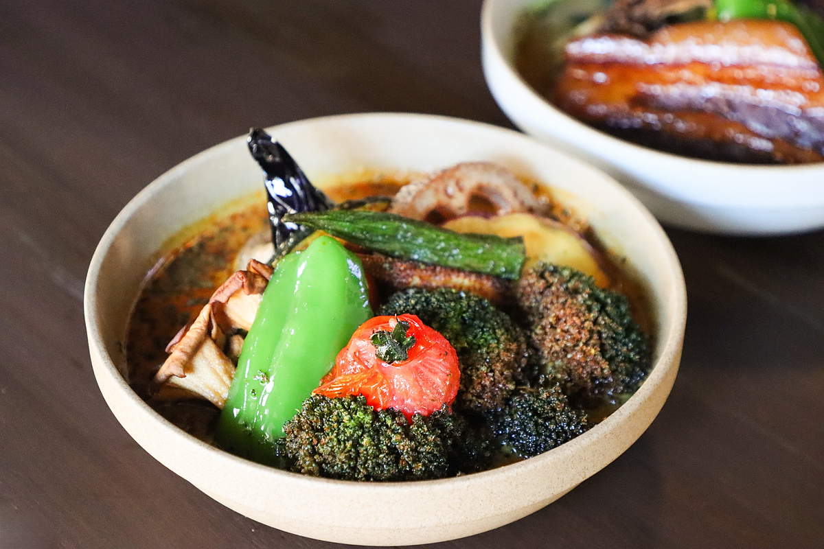 まるで野菜のジャングル「スープカレー専門店 瀬城商店」の黄金に輝く