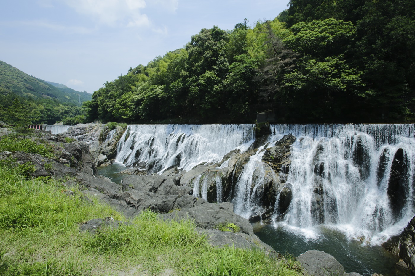 ナイアガラよりも大きい滝 愛知の絶景】新城版「ナイアガラの滝」、長篠堰堤は癒し効果抜群