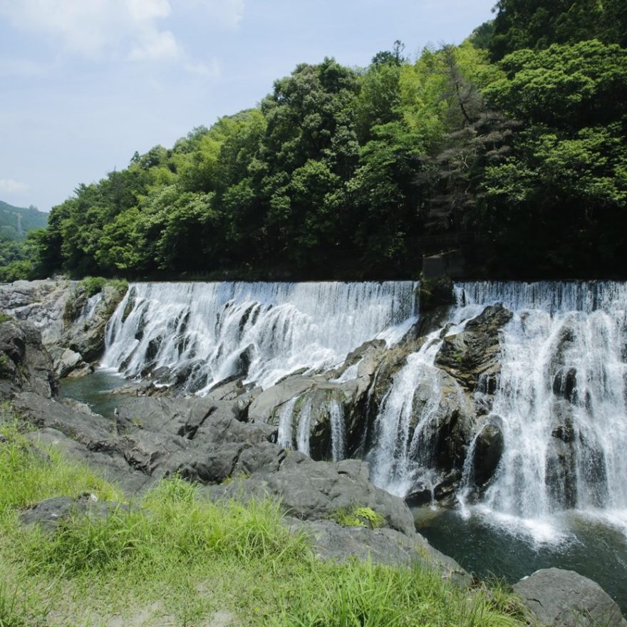 愛知の絶景】新城版「ナイアガラの滝」、長篠堰堤は癒し効果抜群