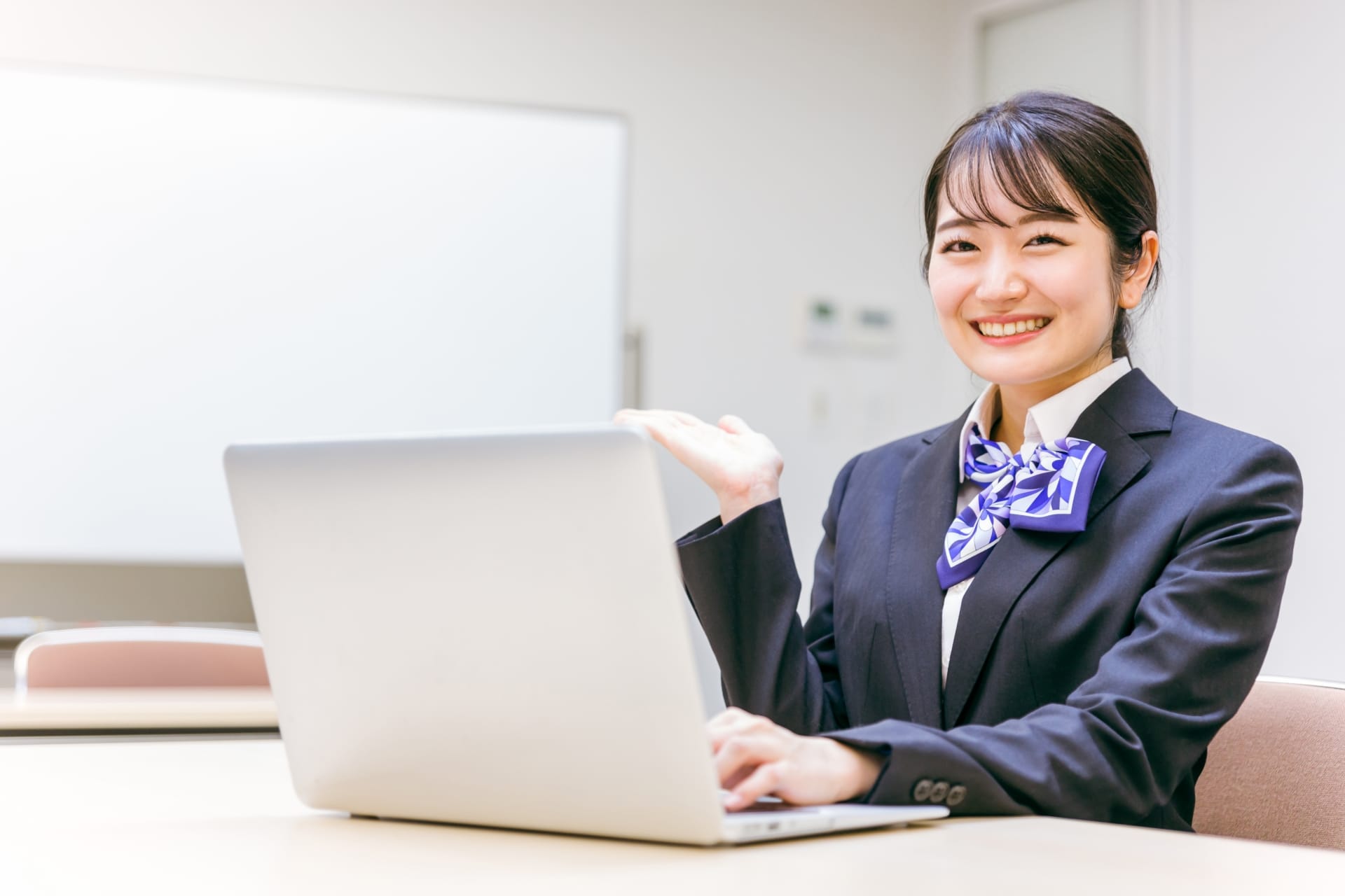 少子高齢化の中、保険業界に求められるものは大きく変わってきています。以前は保険といえば「万一の備え」でしたが、近年では「健康に長生きするための備え」という考え方が出てきており、こうしたニーズの変化へ対応していくとともに、競争を勝ち抜いていかなければなりません。 そんな中注目されているのがDX化です。この記事では、保険業が抱える課題を明らかにするとともに、解決の方法や、DX化推進のポイントについて解説します。
