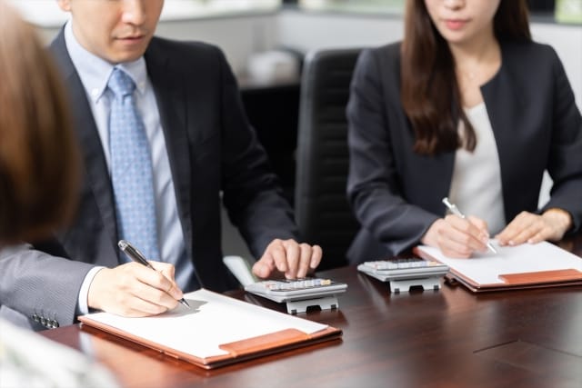 保険業界の繁忙期に起こりやすい問題と対策を解説！