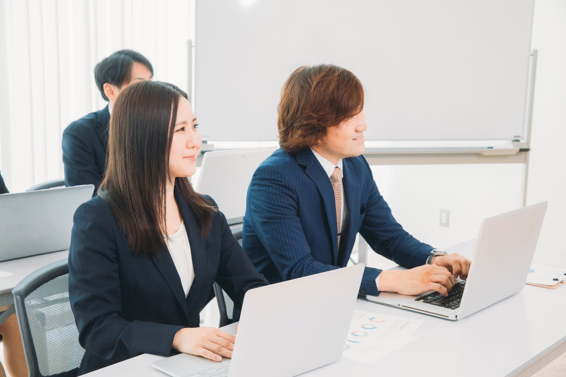 スマホの普及と反対に、若者の固定電話離れが進んでいます。毎年の電話研修に悩みを抱えている企業も多いのではないでしょうか。<br>
