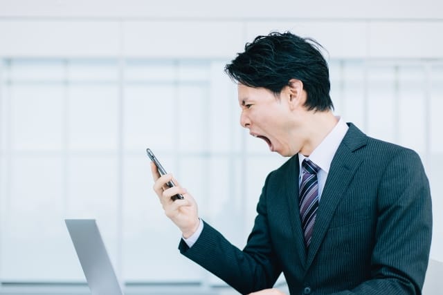 カスハラの具体的な事例とは？電話のカスタマーハラスメント対策も紹介！