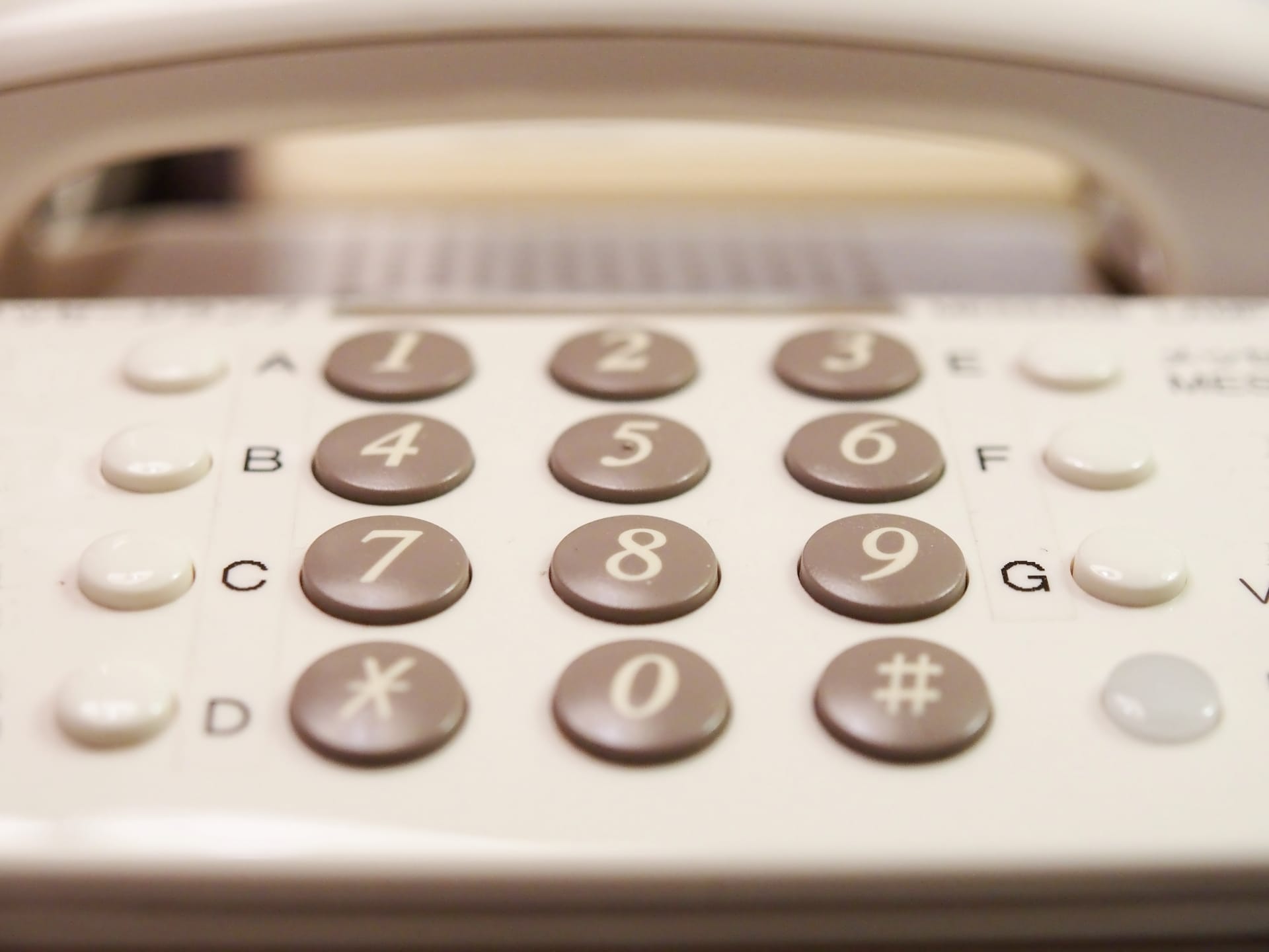0570（ナビダイヤル）の電話番号はどこから？料金やフリーダイヤルとの違いを解説！