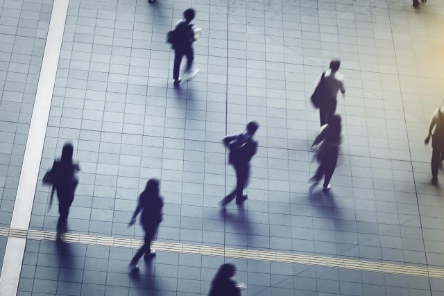 繁忙期の人手不足に対応するには？業種別の対応方法もご紹介！