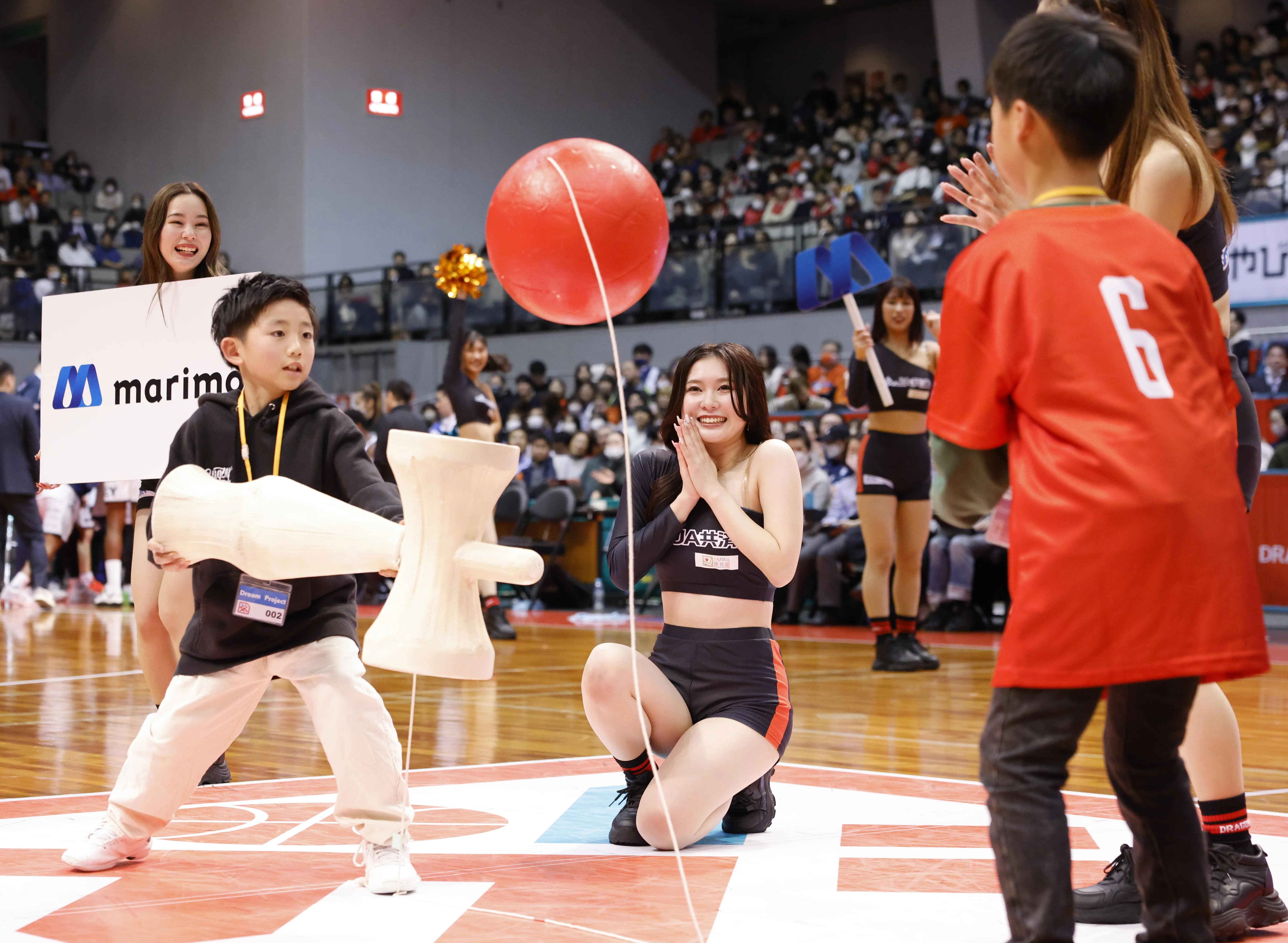 当社は、Dream Kids Challenge を応援します。Dream Kids Challenge は、子どもたちが難易 度の高い企画に挑戦し、クラブとともに「チャレンジする気持ち」や「あきらめない気持ち」を 体現しています。