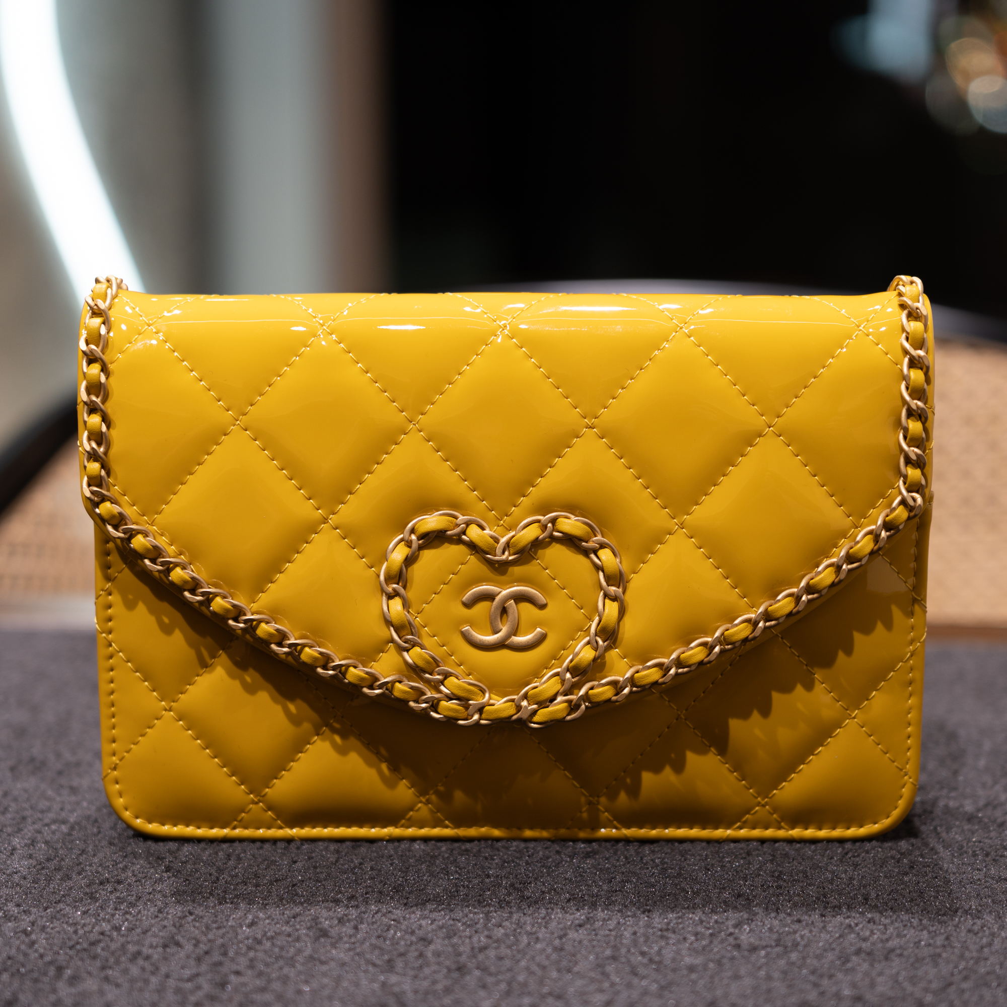 CHANEL チェーンウォレット（イエロー/パテントレザー）｜ブランド