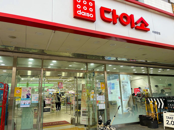 韓国ダイソー梨泰院店の外観。赤い다이소の看板が目印