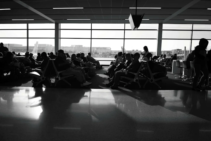 空港で旅行準備をする旅行者のイメージ