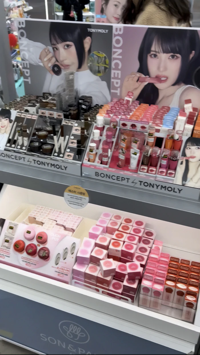 韓国ダイソーのTONYMOLYコラボBONCEPTコーナー。リップ・ティント・アイシャドウが並ぶ