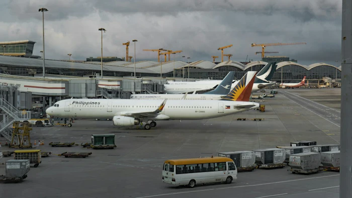 香港国際空港の駐機場に並ぶ旅客機