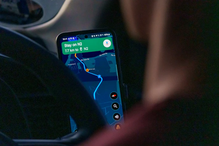 車内でスマートフォンの地図アプリを見る様子