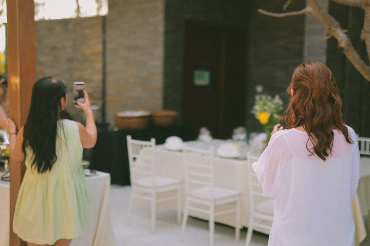 スマートフォンの設定画面を操作するイメージ