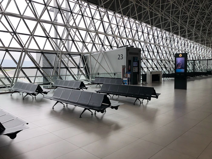 空港の搭乗ゲート前に並ぶ座席