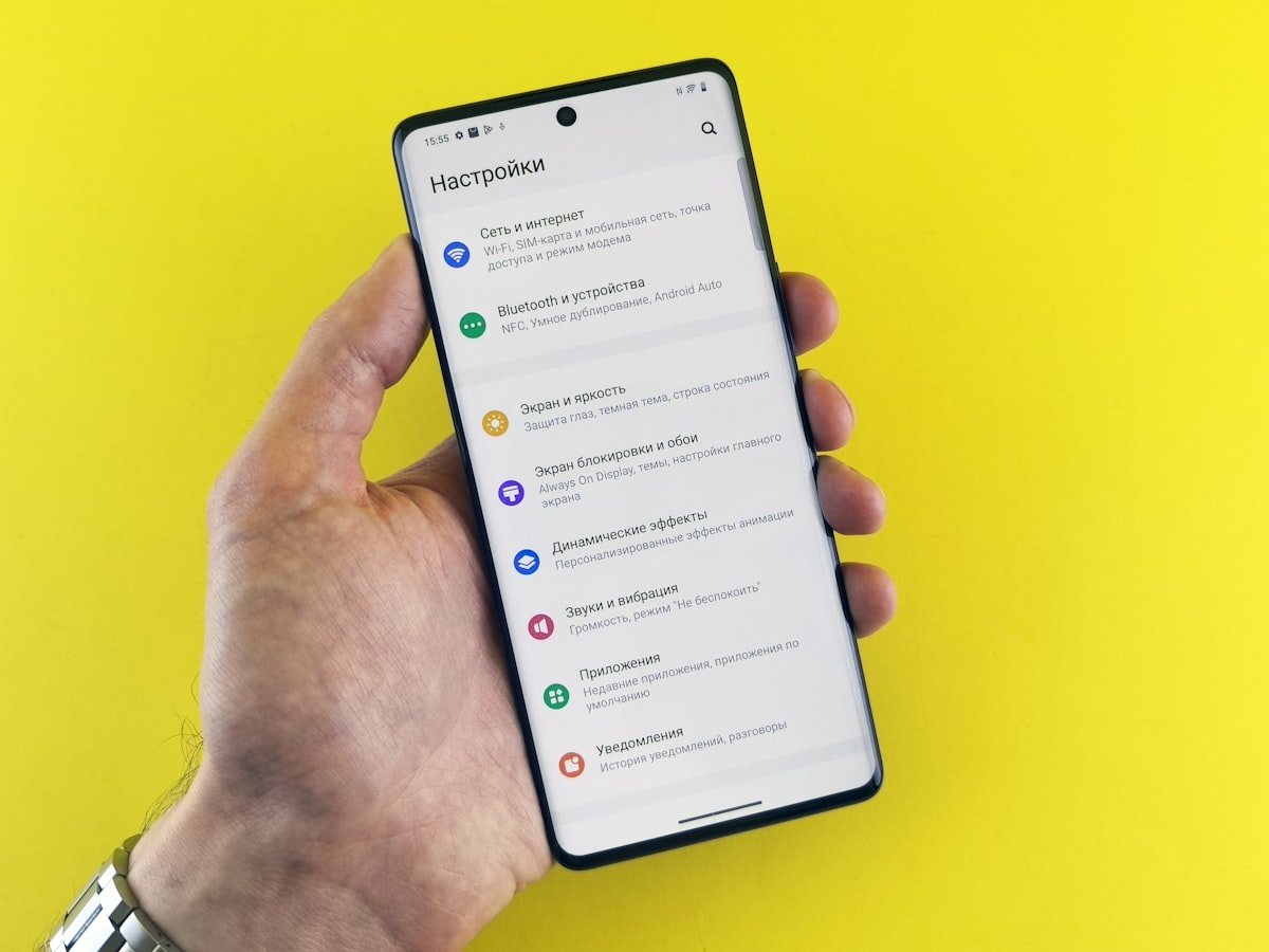 スマートフォンの設定画面でmy楽天モバイルの海外ローミングをオンにするイメージ
