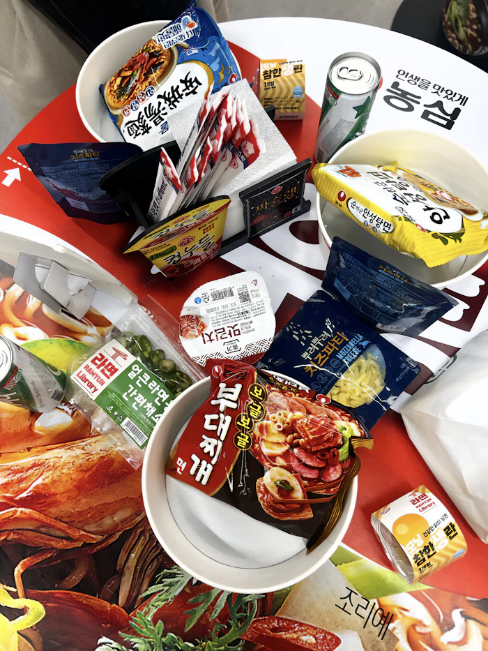韓国コンビニのイートインに並んだカップ麺と袋麺