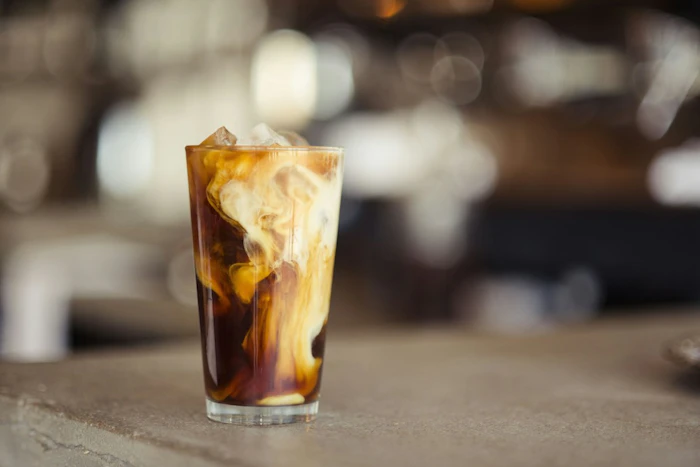 グラスに入ったアイスミルクコーヒー