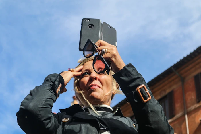 海外でスマートフォンを操作する旅行者のイメージ