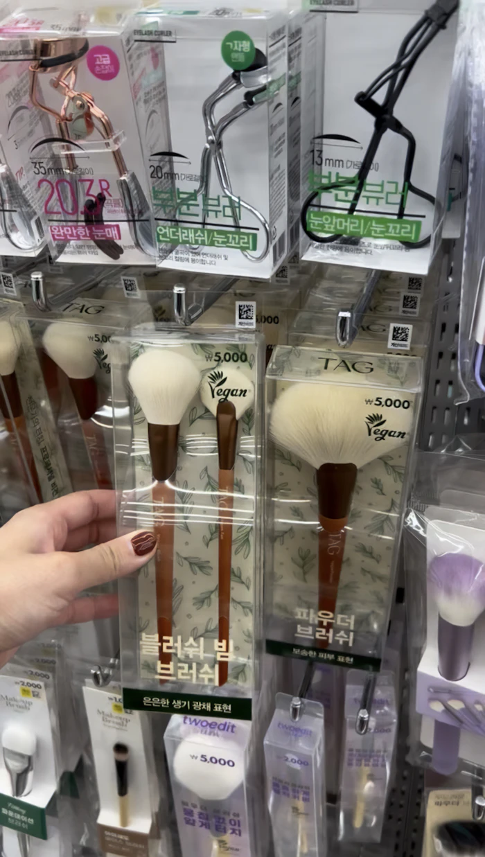 韓国ダイソーのビューティツール売り場。アイラッシュカーラーや化粧ブラシが2,000〜5,000ウォン
