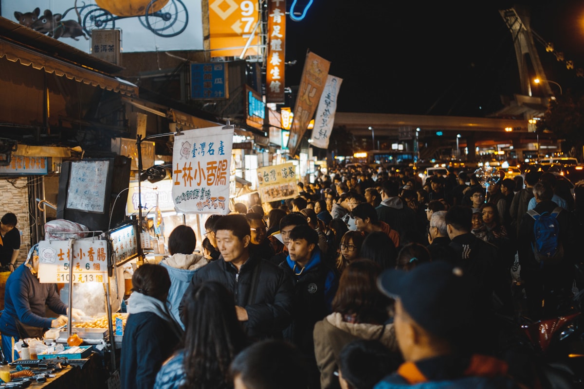 台湾・台北の夜市の賑わい
