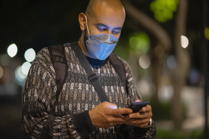 スマートフォンで通話するイメージ