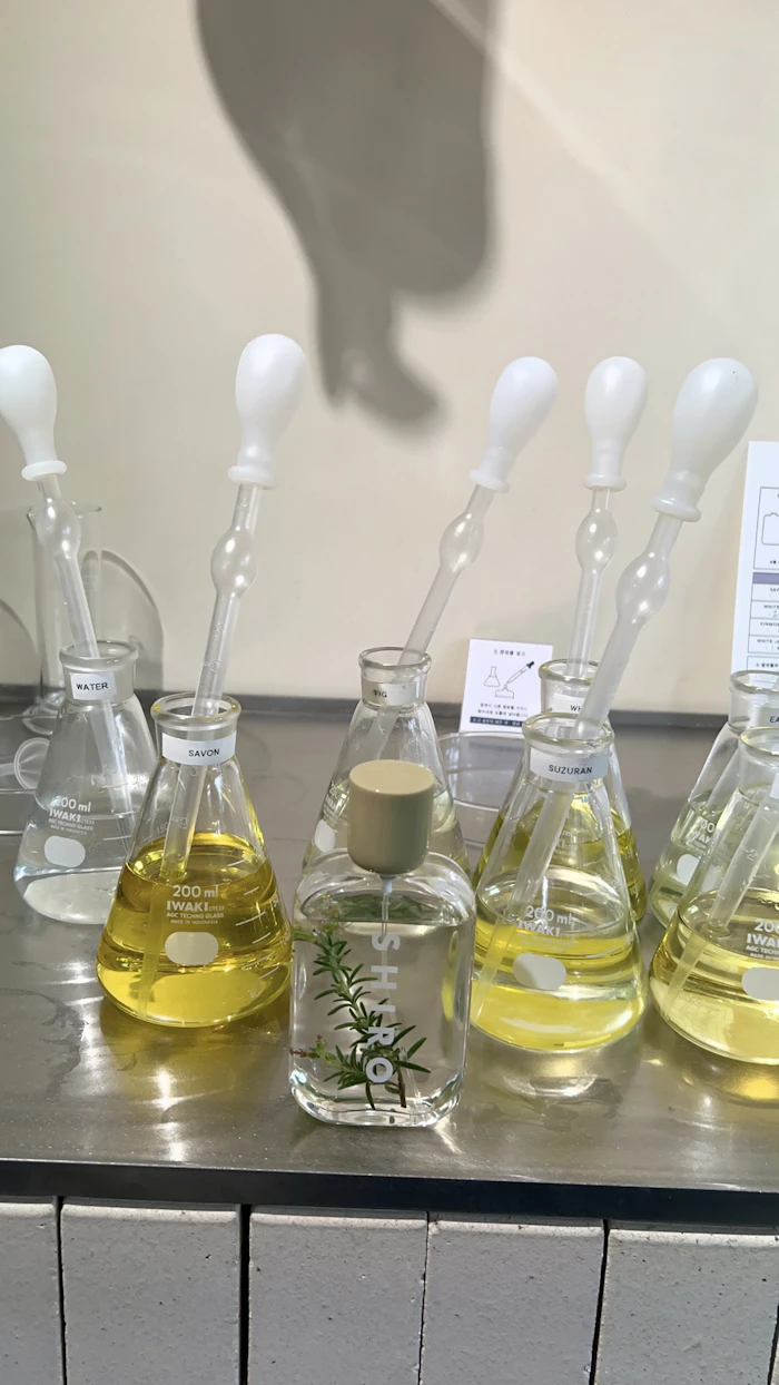 韓国の香り体験ラボHERB BLENDER LABのビーカーに入った香料。WATER・SAVON・SUZURAN等