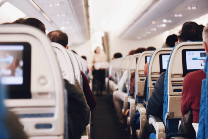 飛行機の機内で機内モードにする理由のイメージ