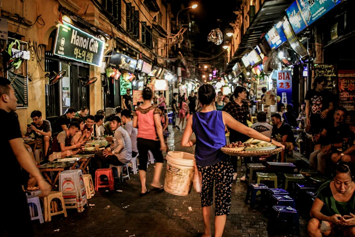 夜のハノイ旧市街の路上の屋台