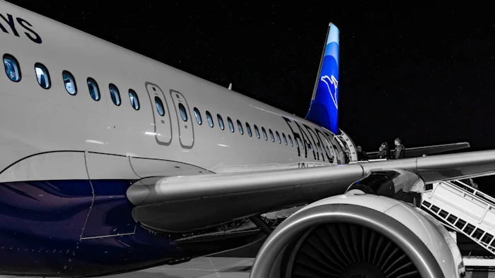 空港で出発を待つ旅行者のイメージ