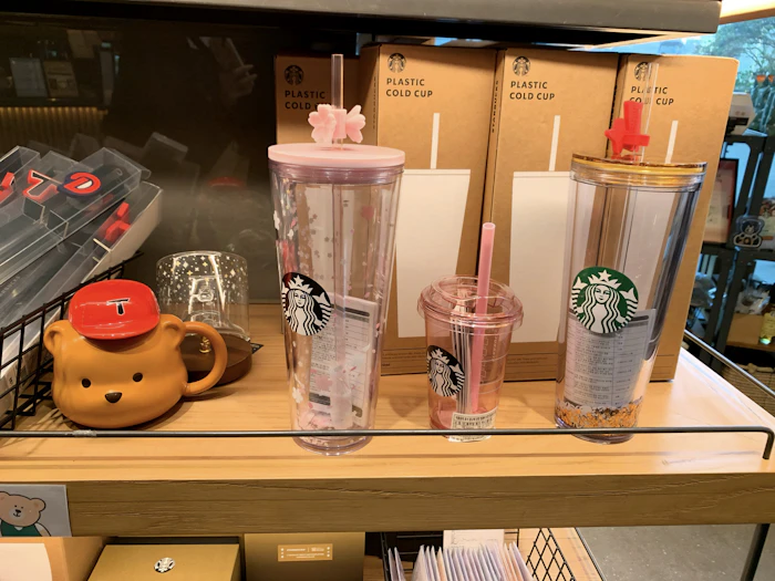 スターバックス韓国のPLASTIC COLD CUPシリーズ。桜ピンク・クリアピンク・クリアゴールド