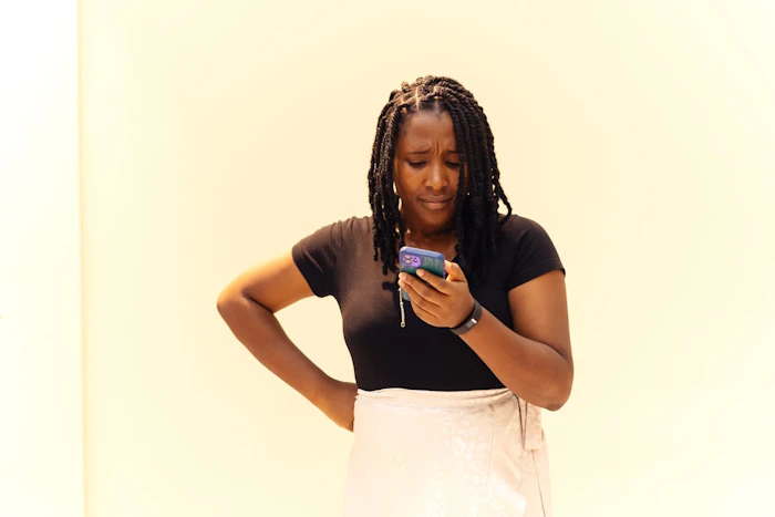 スマートフォンの利用に悩むイメージ