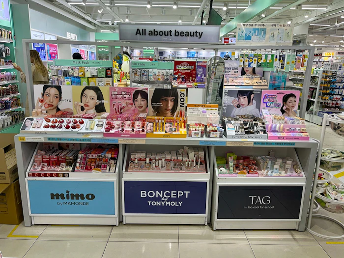 韓国の大手ヘルス&ビューティストアでも売っているmimo by MAMONDEやBONCEPT by TONYMOLYなど人気ブランドが並ぶ。