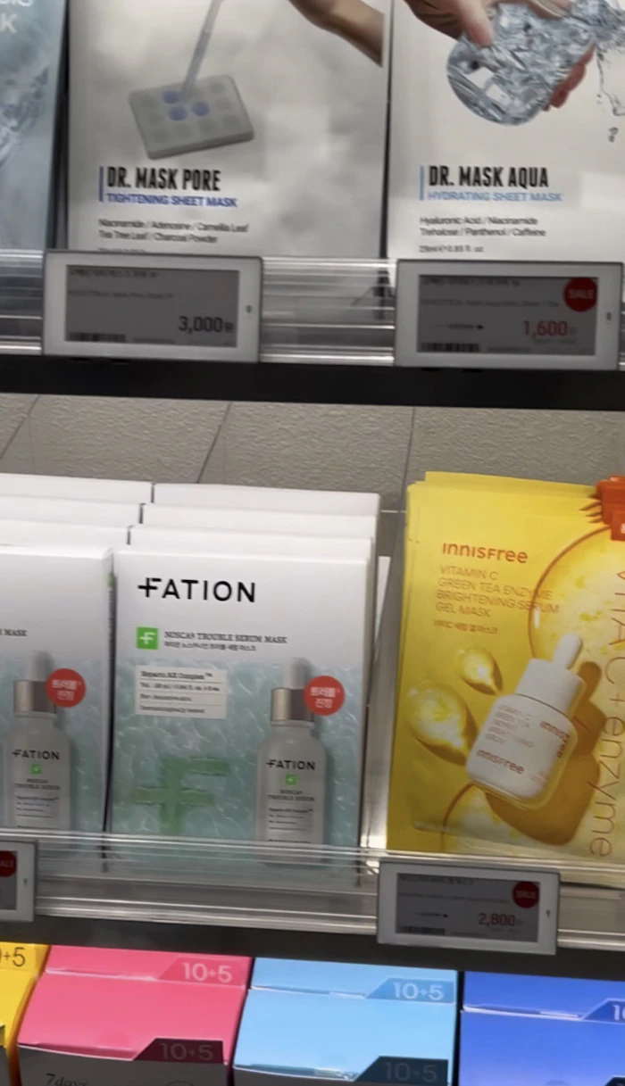 OLIVE YOUNG 店内 シートマスク棚