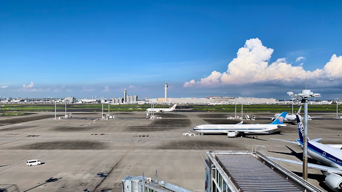 日本の空港の到着ロビー