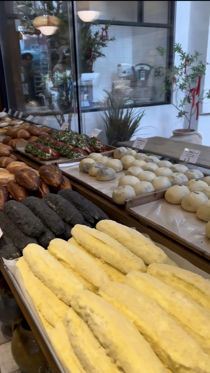 HAZ BAKERY のパン棚