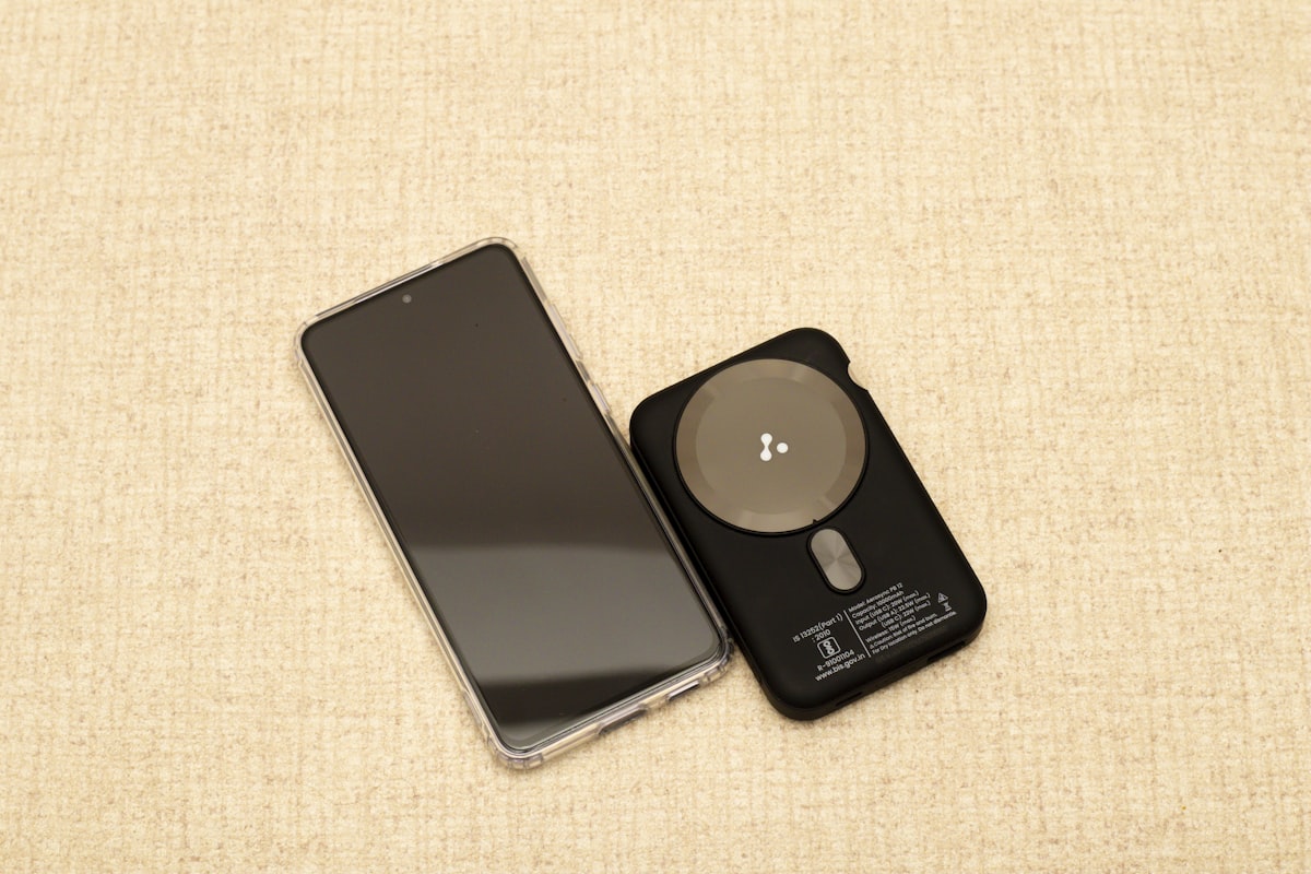 スマートフォンを充電しているイメージ