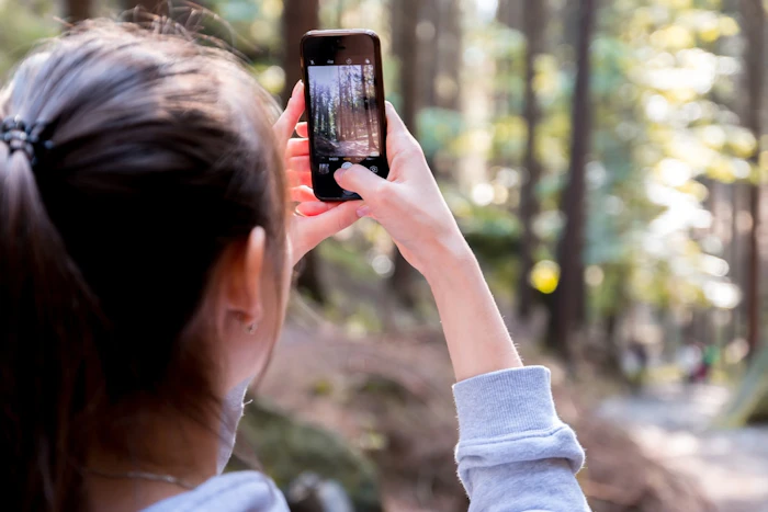 海外旅行中にスマートフォンを使う様子