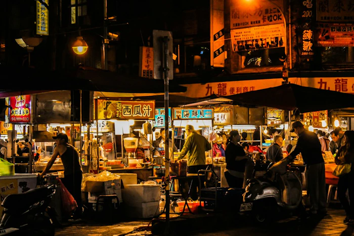 夜市の屋台に集まる人々