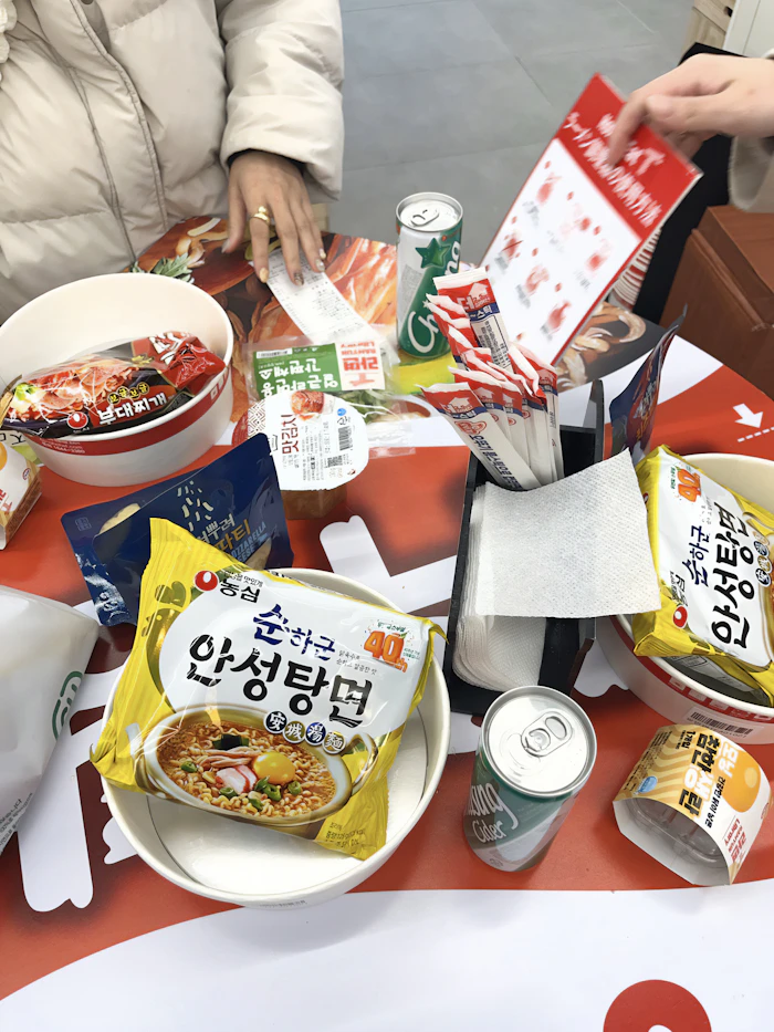 韓国コンビニのイートインで安城湯麺を食べる様子