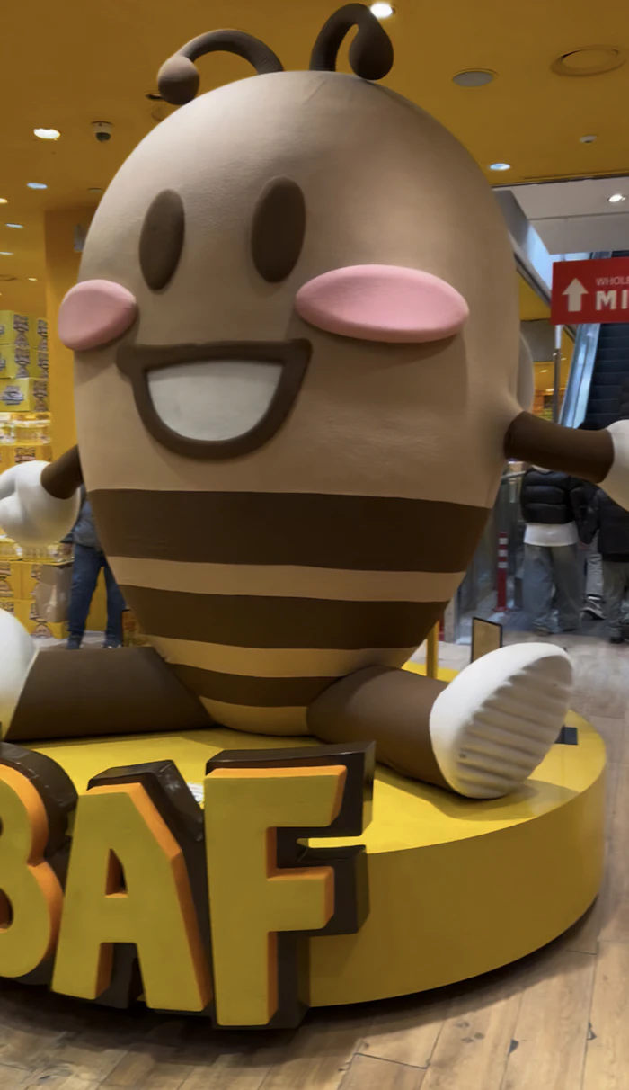明洞のHBAF（Honey Butter Almond Family）旗艦店BAFの大型キャラクターシンボル