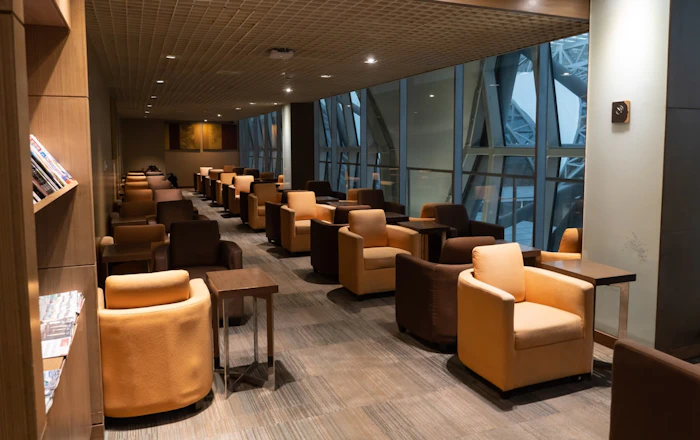 空港ラウンジの座席エリア