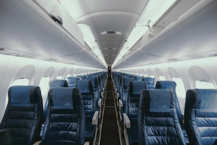 飛行機内でスマートフォンを操作する様子